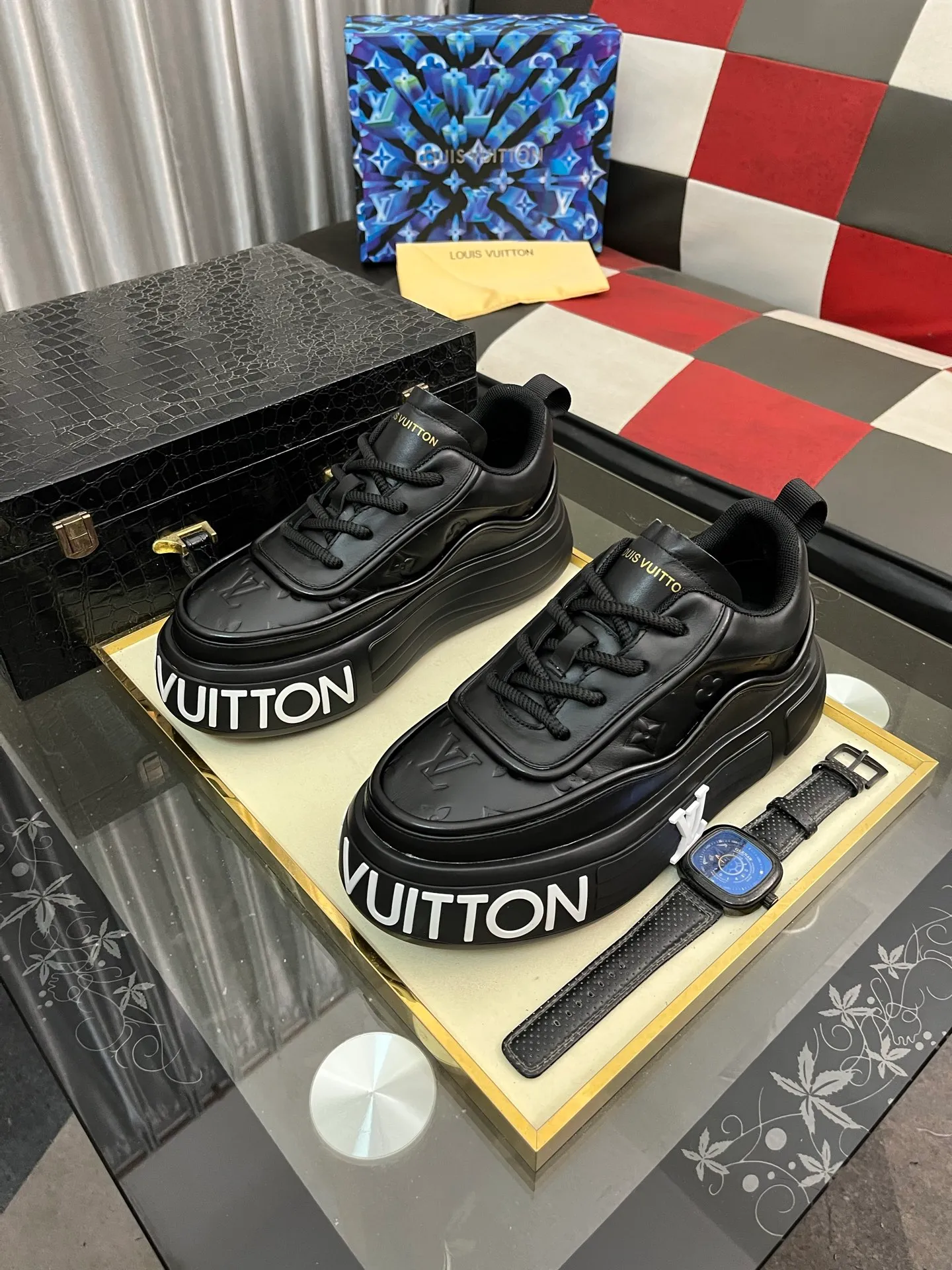 Men's shoes 💰560⌚️⌚️【LOUlS VUlTTON】Louis Vuitton ~ unique and casual style. LV counter purchasing 🏃casual shoes😍😍 Men's 2025 counters are on sale simultaneously, Italian imported brands select first-layer Italian cowhide. Cowhide leather lining (refuses to discolor and grind feet) Code number: 38-44 4⃣️colors available